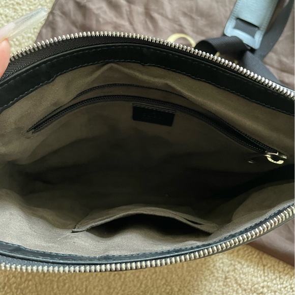 Authentic Gucci Signature Messenger - Picture 5 of 10